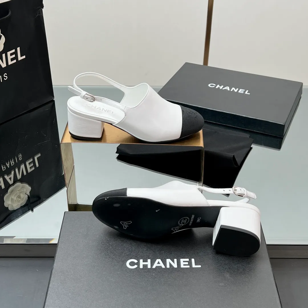 👟👟Ex-factory price 580👟👟 Top quality! Chanel Xiaoxiang 25C early spring new product, thick-heeled cap-toe sandals and back-strap single shoes. Grandma Xiang’s always elegant and ladylike temperament, full of high-end sense, very nice on the feet ~ French style, really beautiful to the top of my heart! An elegant and romantic fairy should be like this! The minimalist color scheme is deeply rooted in people's hearts~ It goes well with either skirts or casual wear! Whether worn barefoot or paired with skirts or trousers, it is very versatile! Incomparably beautiful! Special fairy ✔ Check out the details of my house and take real photos. Fabric: Sheepskin ➕ Grosgrain. Inner pads: all silk sheepskin. Outsole: cowhide outsole imported from Italy. Heel height: 4.5cm. Size: 35-39 (40/41 customized). Comes with counter 🇮🇹 authentic packaging.
